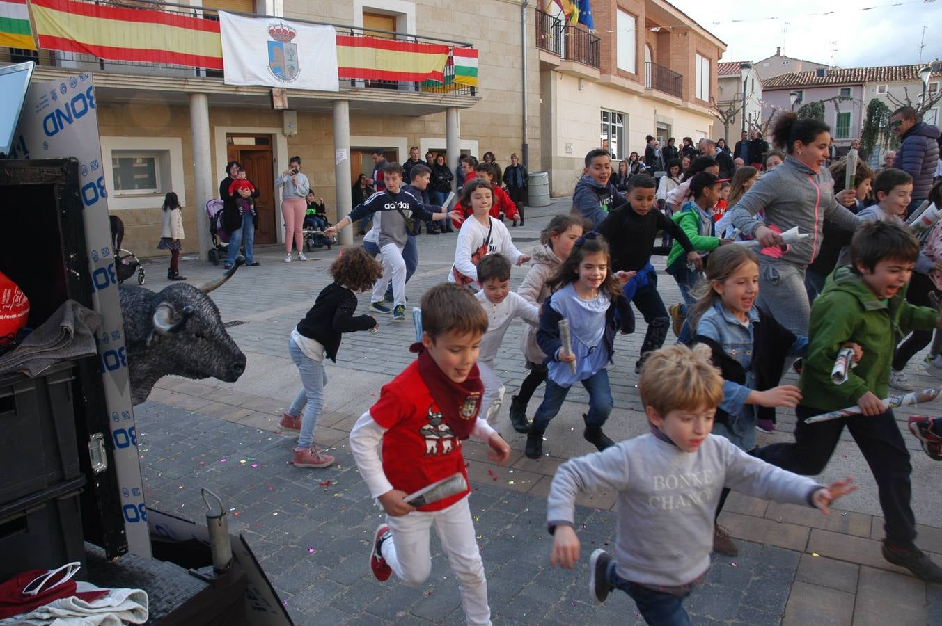 Imágenes de las fiestas de la Anunciación de El Villar de Arnedo, donde se disfrutó de un espectáculo infantil con encierro simulado, baile, toro hinchable...
