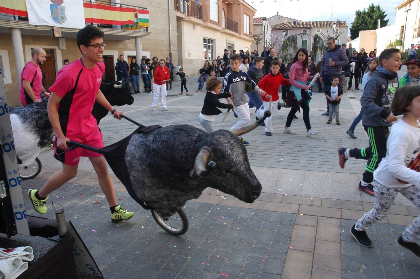Imágenes de las fiestas de la Anunciación de El Villar de Arnedo, donde se disfrutó de un espectáculo infantil con encierro simulado, baile, toro hinchable...