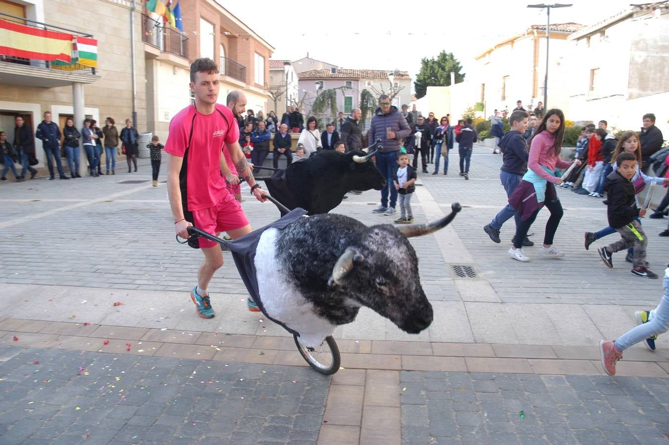 Imágenes de las fiestas de la Anunciación de El Villar de Arnedo, donde se disfrutó de un espectáculo infantil con encierro simulado, baile, toro hinchable...