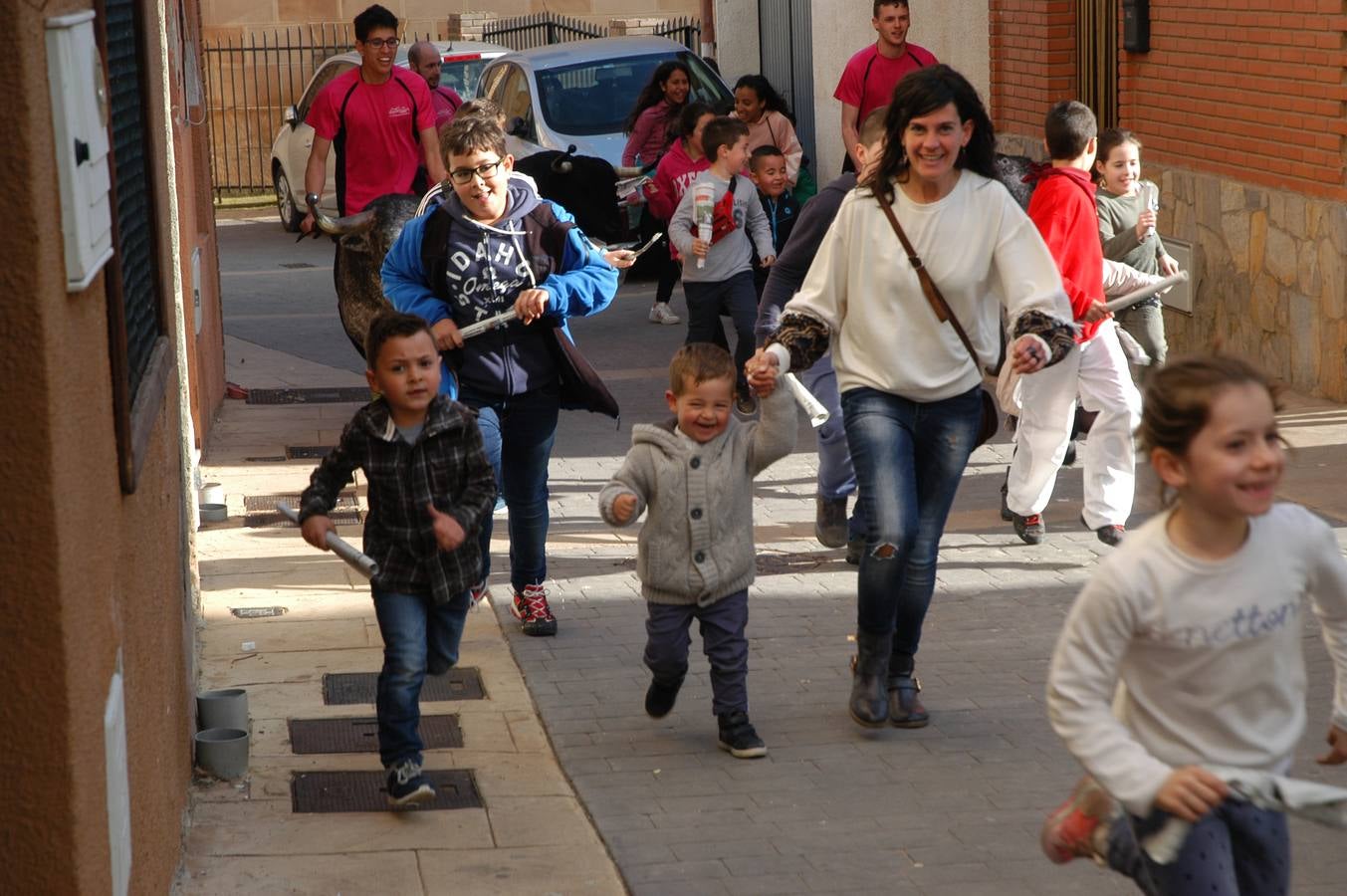 Imágenes de las fiestas de la Anunciación de El Villar de Arnedo, donde se disfrutó de un espectáculo infantil con encierro simulado, baile, toro hinchable...