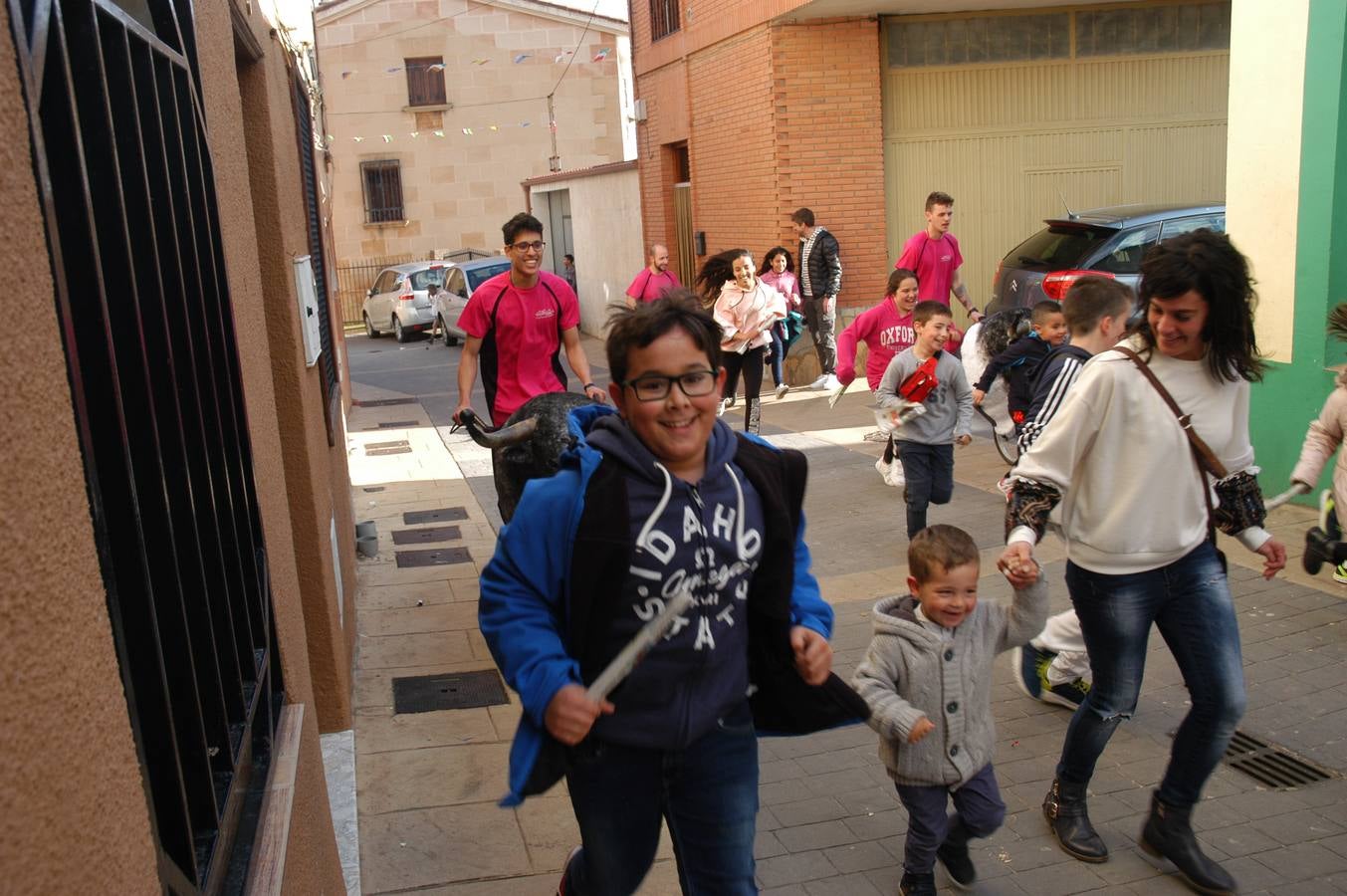 Imágenes de las fiestas de la Anunciación de El Villar de Arnedo, donde se disfrutó de un espectáculo infantil con encierro simulado, baile, toro hinchable...