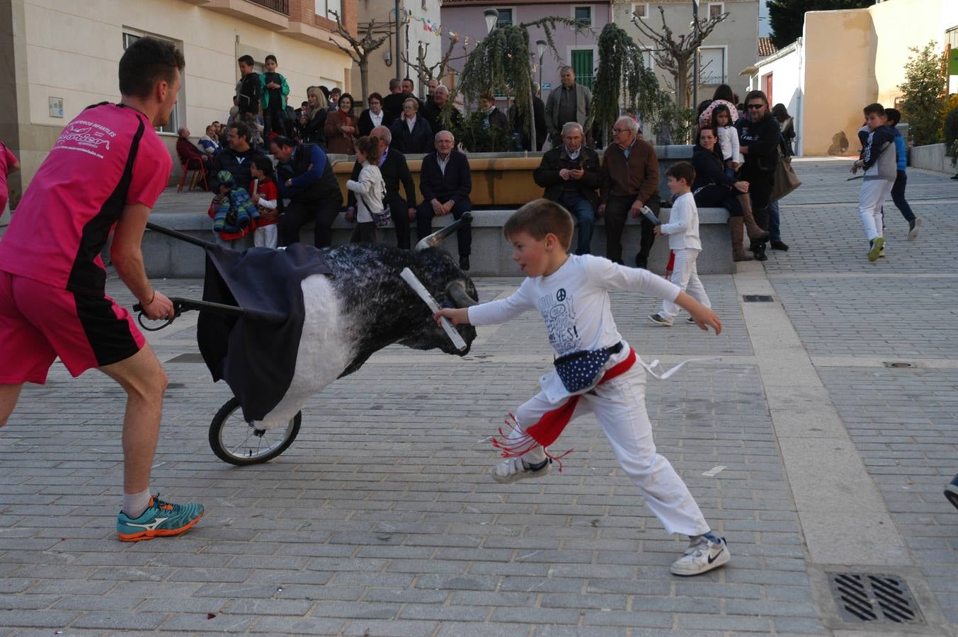 Imágenes de las fiestas de la Anunciación de El Villar de Arnedo, donde se disfrutó de un espectáculo infantil con encierro simulado, baile, toro hinchable...