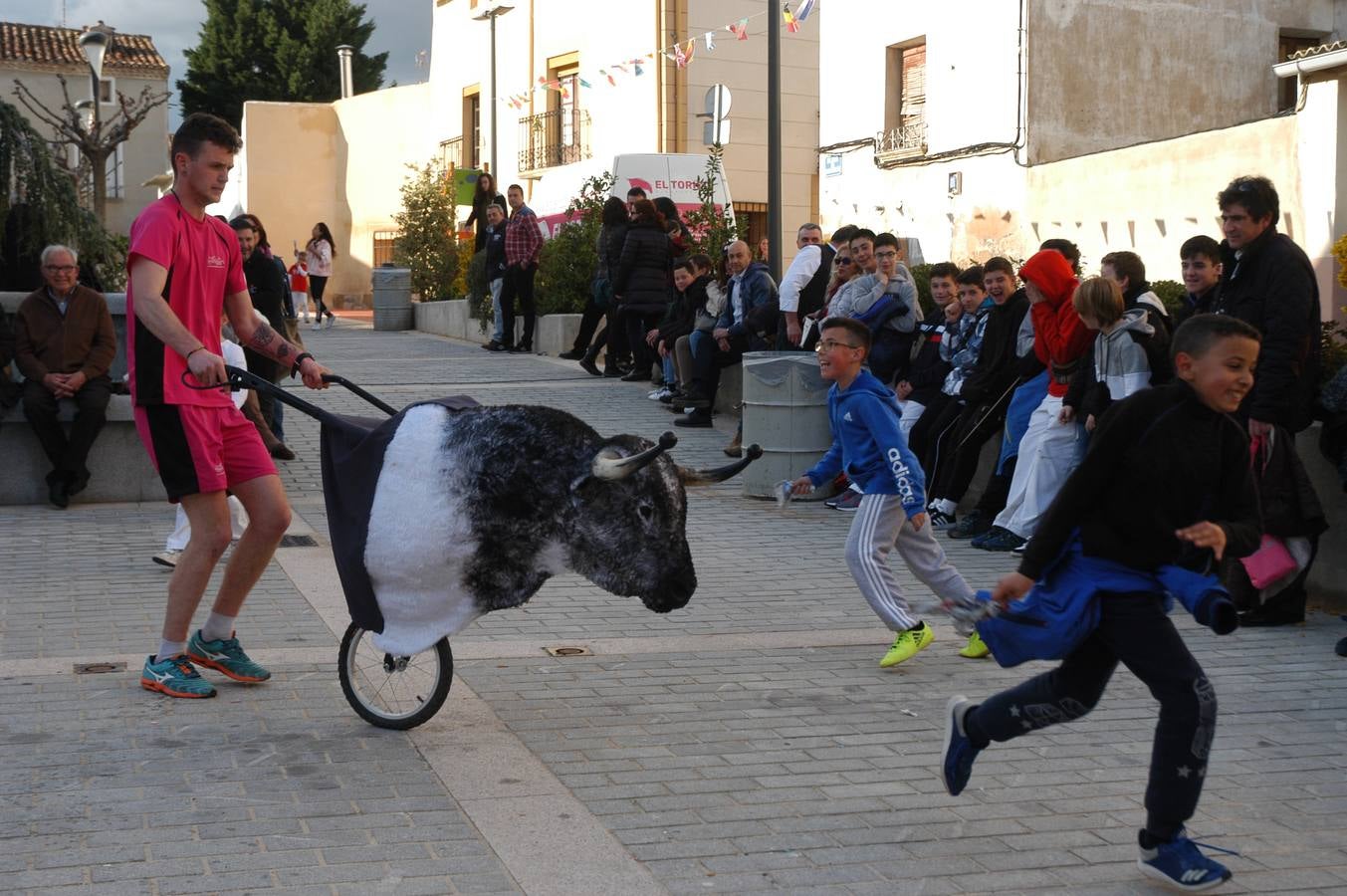 Imágenes de las fiestas de la Anunciación de El Villar de Arnedo, donde se disfrutó de un espectáculo infantil con encierro simulado, baile, toro hinchable...