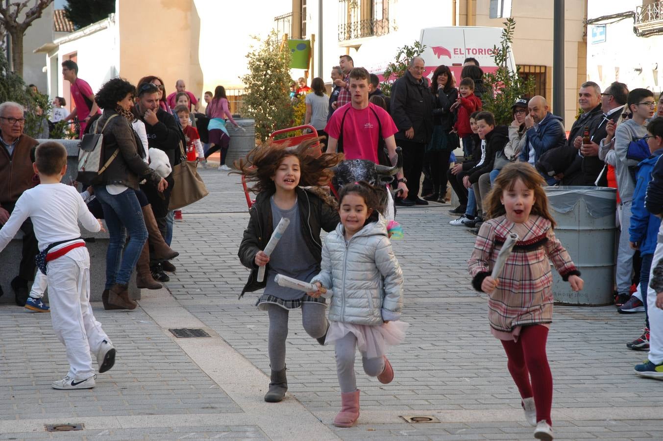 Imágenes de las fiestas de la Anunciación de El Villar de Arnedo, donde se disfrutó de un espectáculo infantil con encierro simulado, baile, toro hinchable...