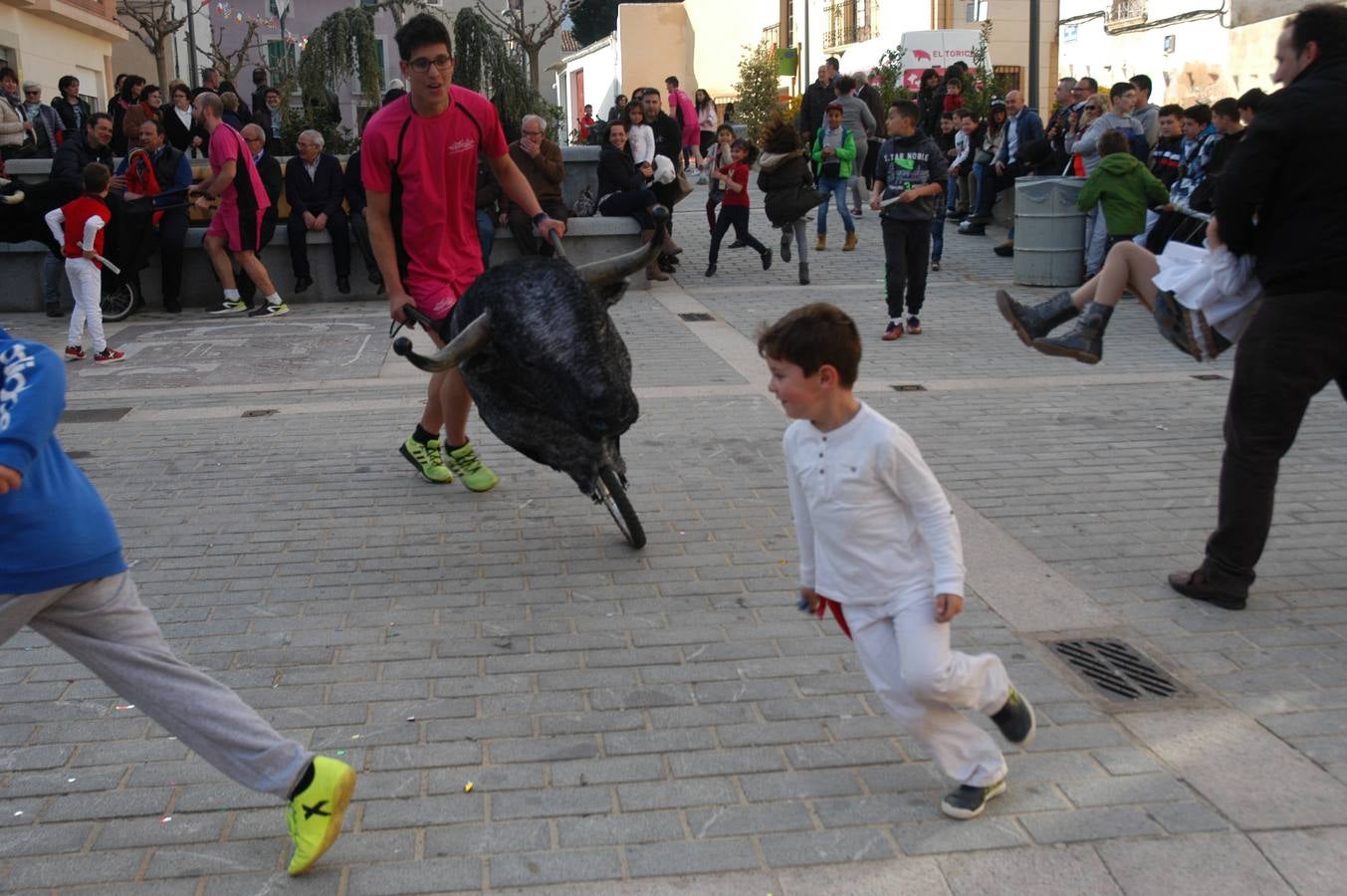 Imágenes de las fiestas de la Anunciación de El Villar de Arnedo, donde se disfrutó de un espectáculo infantil con encierro simulado, baile, toro hinchable...