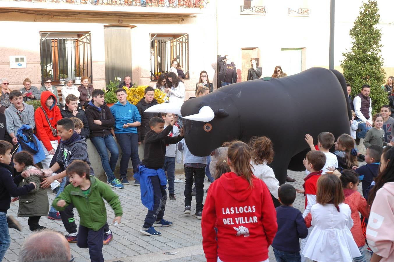 Imágenes de las fiestas de la Anunciación de El Villar de Arnedo, donde se disfrutó de un espectáculo infantil con encierro simulado, baile, toro hinchable...