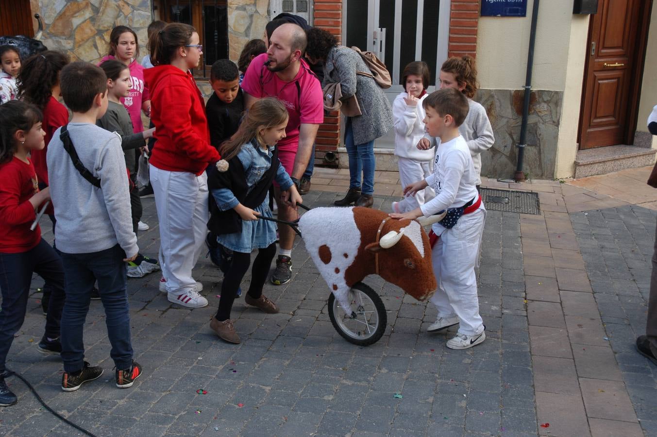 Imágenes de las fiestas de la Anunciación de El Villar de Arnedo, donde se disfrutó de un espectáculo infantil con encierro simulado, baile, toro hinchable...