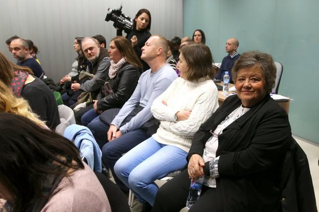 Cristina Almeida, junto a las familias de los dos acusados. :: juan marín