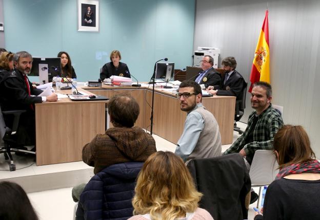 I.I. (de espaldas), Pablo Alberdi y Jorge Merino, instantes antes del inicio de la primera sesión del juicio celebrada ayer. :