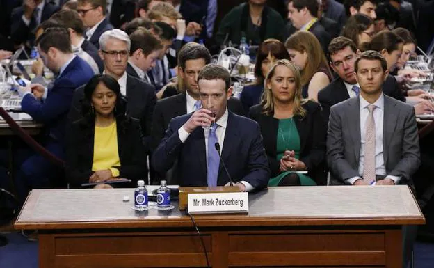 Zuckerberg espera para hablar en en Senado. 