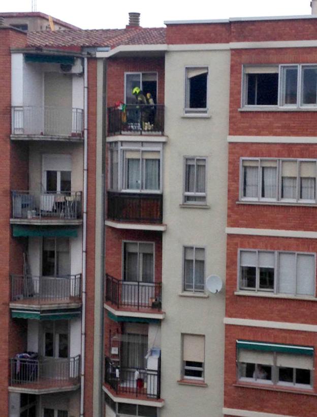 Los bomberos trabajan en la terraza del piso. 