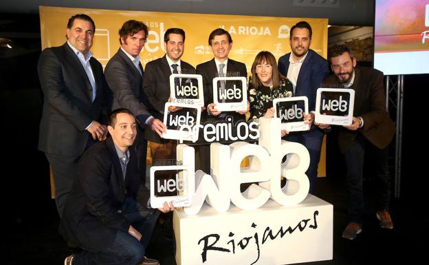 Grupo de galardonados en los Premios Web 2018.