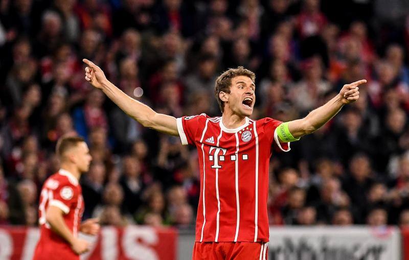 El Bayern de Múnich y el Sevilla, durante el choque de vuelta de cuartos de la Champions en el Allianz Arena.