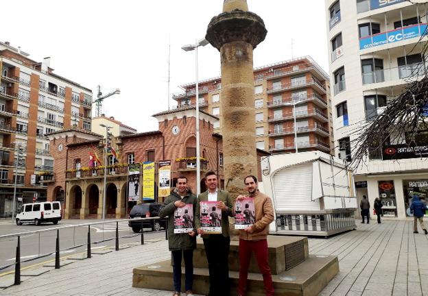 Jorge Cambra, Óscar Eguizábal y Sergio Herce muestran los carteles del aniversario de 'La Moza'. :: i.á. 