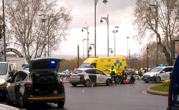 La Policía Local y los servicios sanitarios velan por el herido y por la regulación del tráfico. 