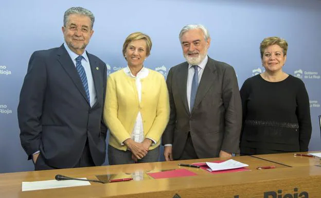 Firma del convenio de colaboración etre la RAE y la Fundación San Mllán.