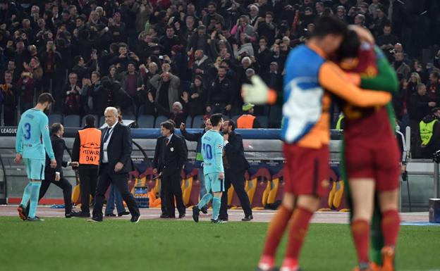 Messi y Piqué se retiran del campo ante la locura de los jugadores de la Roma. 