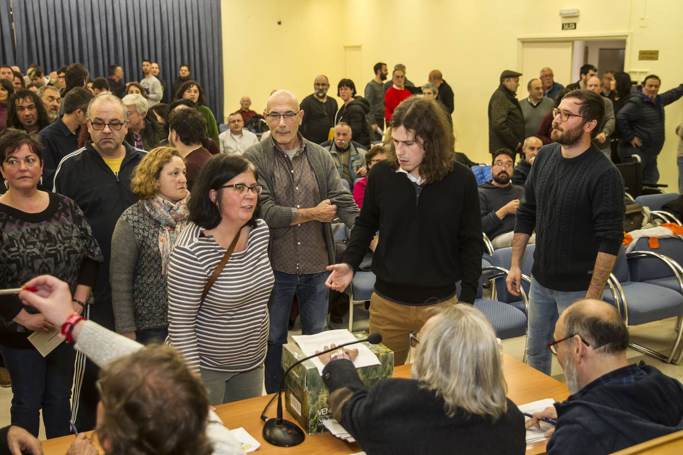 Imágenes de la asamblea de Cambia Logroño, que votó a favor de que Gonzalo Peña continúe como concejal del Ayuntamiento logroñés.