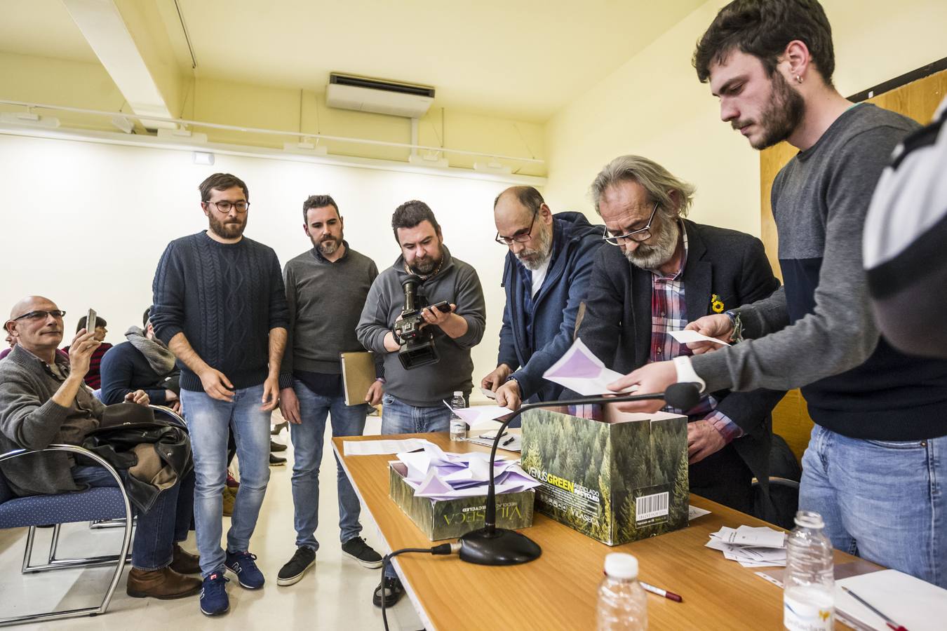 Imágenes de la asamblea de Cambia Logroño, que votó a favor de que Gonzalo Peña continúe como concejal del Ayuntamiento logroñés.