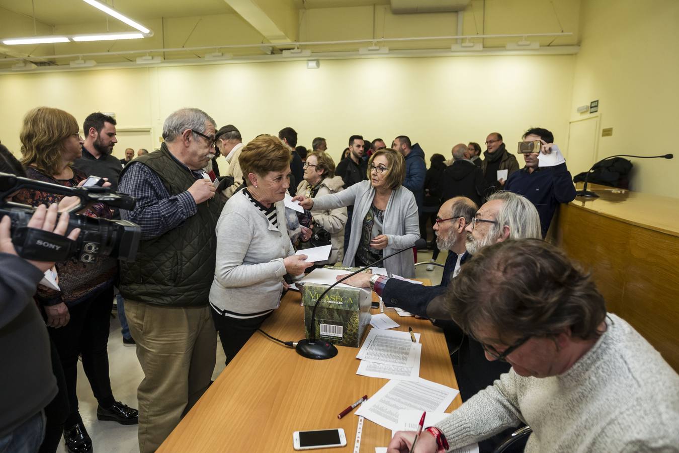 Imágenes de la asamblea de Cambia Logroño, que votó a favor de que Gonzalo Peña continúe como concejal del Ayuntamiento logroñés.