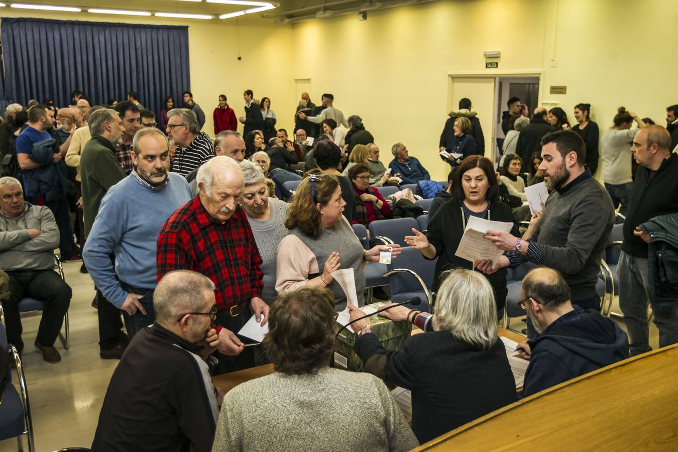 Imágenes de la asamblea de Cambia Logroño, que votó a favor de que Gonzalo Peña continúe como concejal del Ayuntamiento logroñés.