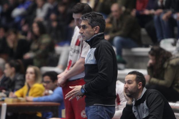 Jota González observa desde la banda un lance del partido. :: D. Freire
