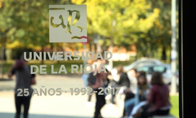 Imagen de la puerta de acceso al edificio Quintiliano de la Universidad de La Rioja.