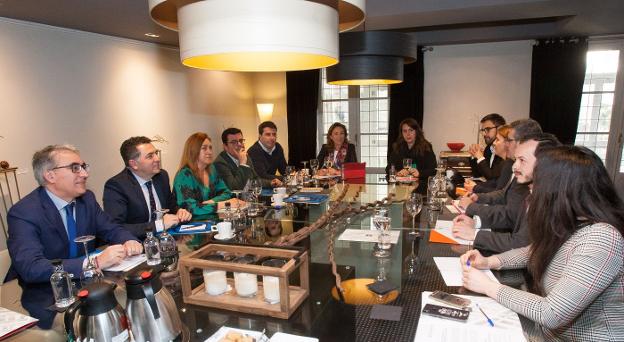 Representantes del PP y de Cs, durante la reunión mantenida ayer en las instalaciones del hotel Marqués de Vallejo en Logroño. :: díaz uriel
