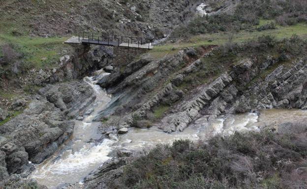 Robres del Castillo. El río Jubera recibe al del Sepulcro bajo el puente de Oliván y (a la derecha) se precipita hacia Robres por el Goyizo. 