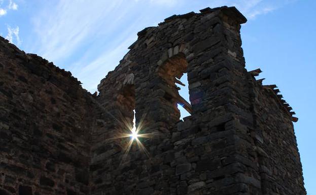 Imagen principal - La Monjía y Oliván. Ruinas de la iglesia de La Magdalena y del puente de La Monjía sobre el Jubera. Río abajo, la aldea de Oliván. 