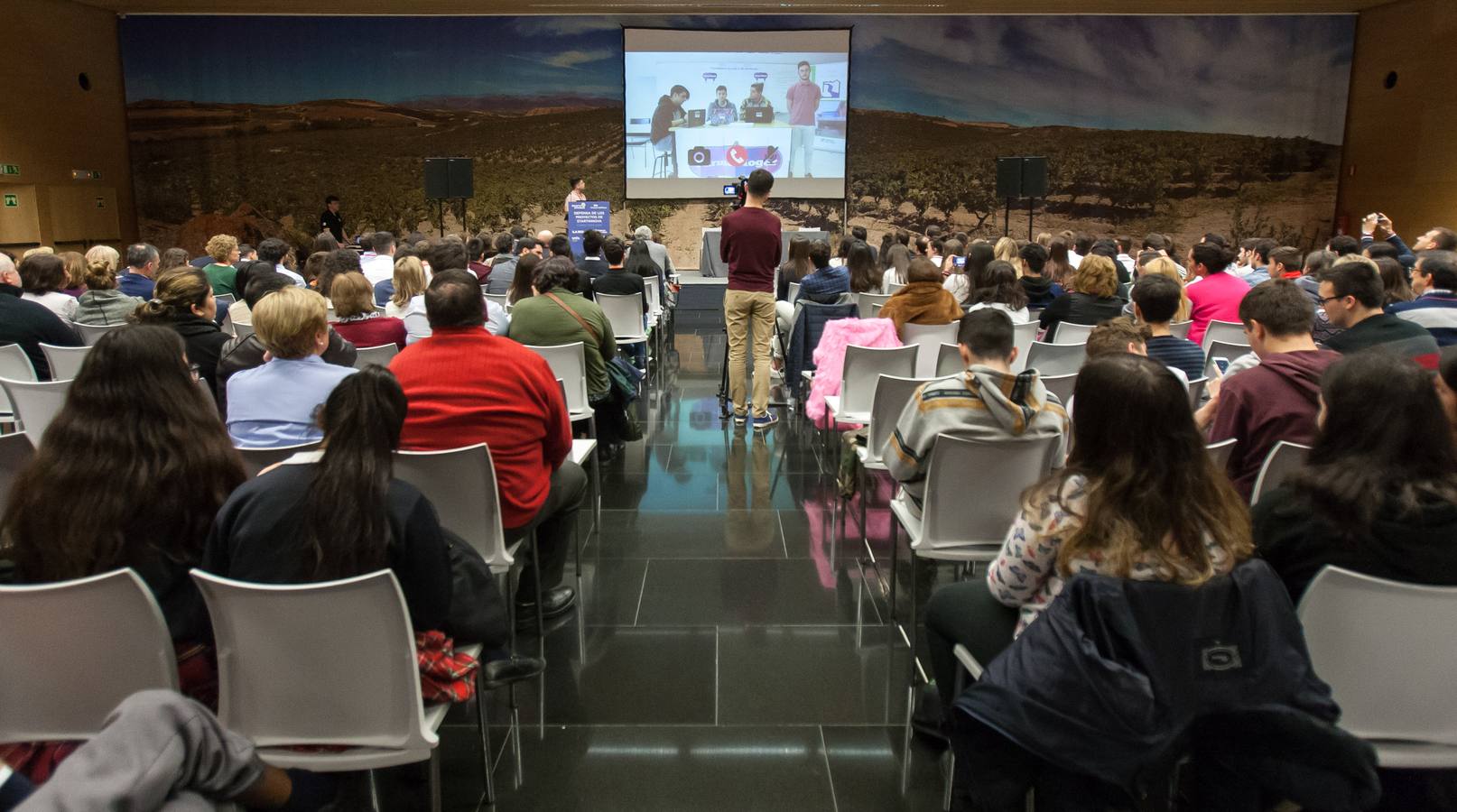 Dieciséis equipos que han pasado a la final han defendido hoy sus proyectos en Riojafórum ante un tribunal evaluador