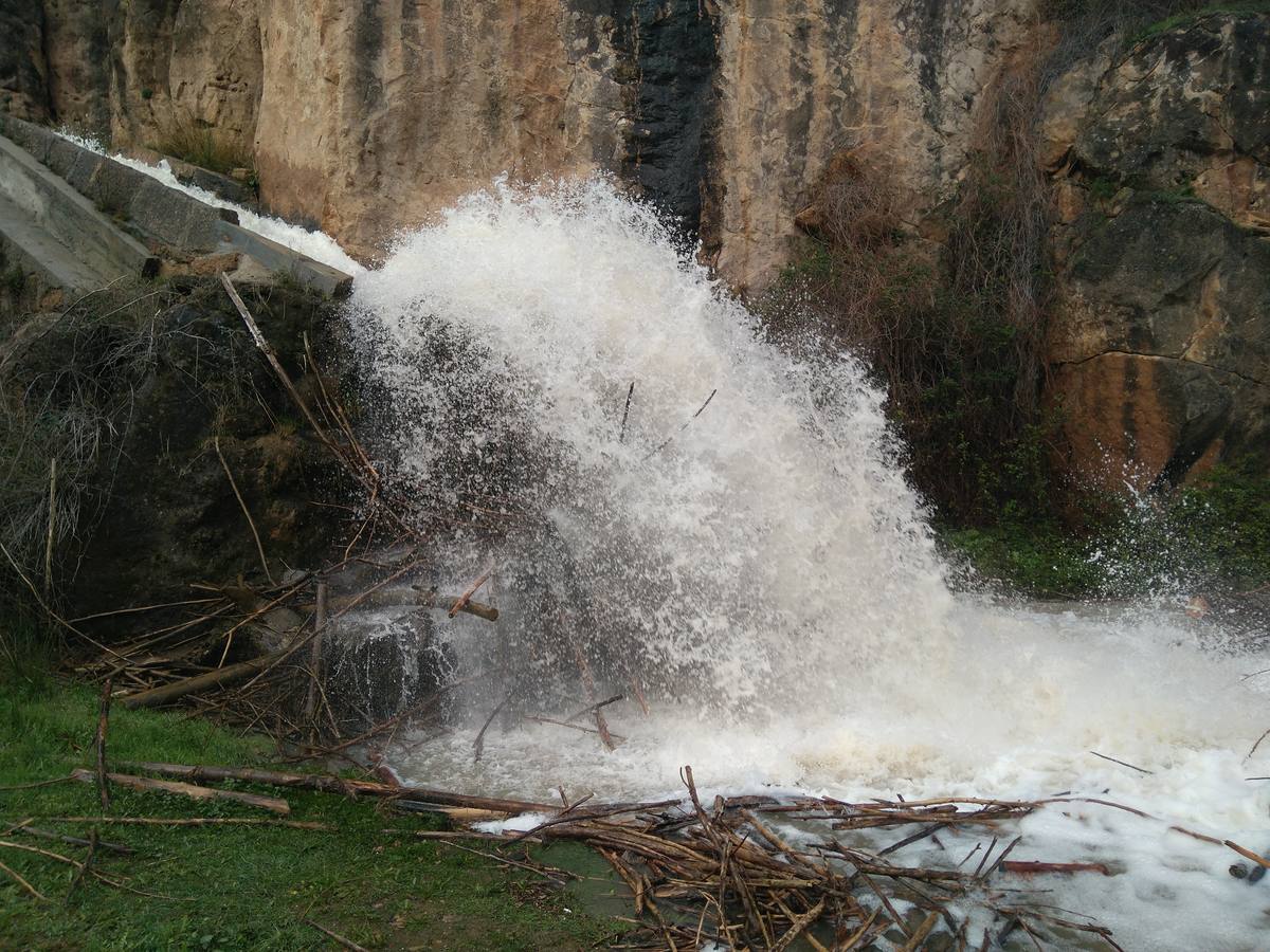 Las lluvias y las nevadas de los últimos meses han provocado el actual aumento de los cauces de los ríos de la comarca de Cervera. El Añamaza, procedente de tierras sorianas ha provocado el llenado del embalse del mismo nombre, en Valdegutur, pedanía de Cervera. Todas las compuertas están abiertas desde hace varios días y ayer el agua continuaba en el límite de la cota de la presa.