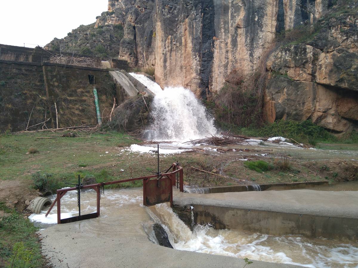 Las lluvias y las nevadas de los últimos meses han provocado el actual aumento de los cauces de los ríos de la comarca de Cervera. El Añamaza, procedente de tierras sorianas ha provocado el llenado del embalse del mismo nombre, en Valdegutur, pedanía de Cervera. Todas las compuertas están abiertas desde hace varios días y ayer el agua continuaba en el límite de la cota de la presa.