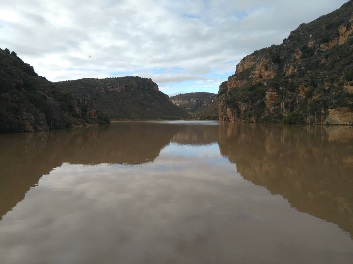 Las lluvias y las nevadas de los últimos meses han provocado el actual aumento de los cauces de los ríos de la comarca de Cervera. El Añamaza, procedente de tierras sorianas ha provocado el llenado del embalse del mismo nombre, en Valdegutur, pedanía de Cervera. Todas las compuertas están abiertas desde hace varios días y ayer el agua continuaba en el límite de la cota de la presa.