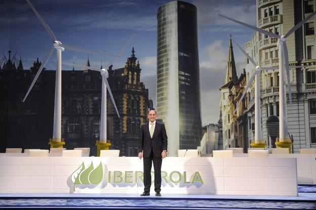 El presidente de Iberdrola, Ignacio Galán, ayer antes de comenzar la junta de accionistas. :: F. gómez