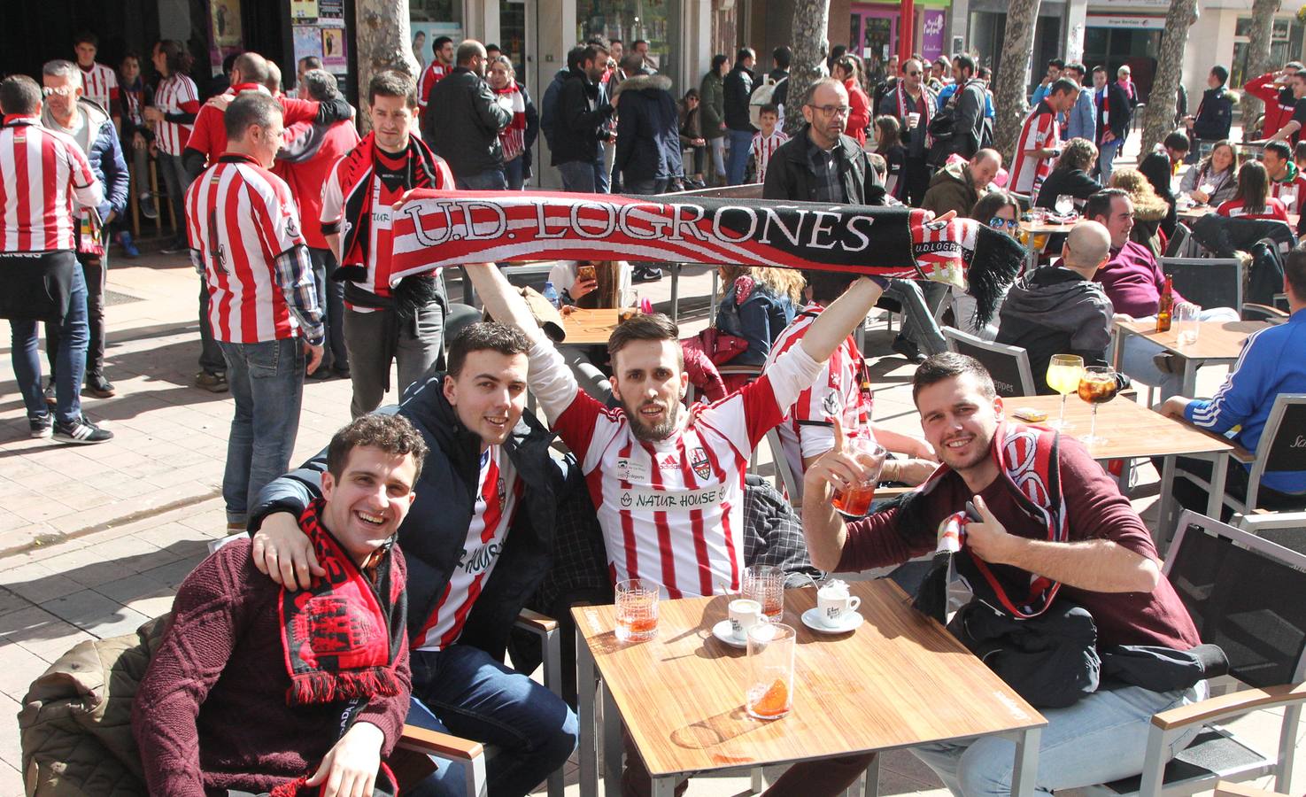 La afición del Logroñés toma las calles de la ciudad burgalesa y la grada de Anduva