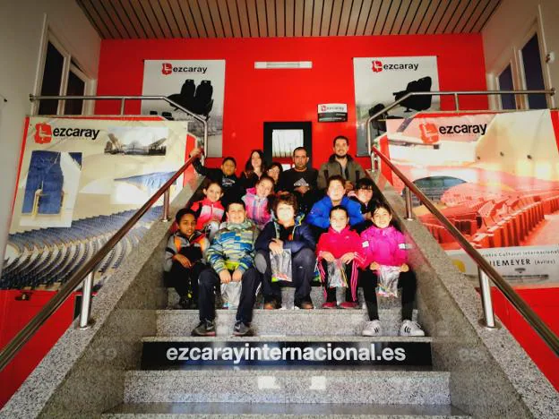 Visita de alumnos de 5º de Primaria del colegio San Lorenzo, de Ezcaray, a la cooperativa 'Ezcaray Internacional'. :: J. s.