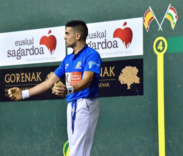 Víctor Esteban celebra un tanto en el último Campeonato del Cuatro y Medio. :: miguel herreros