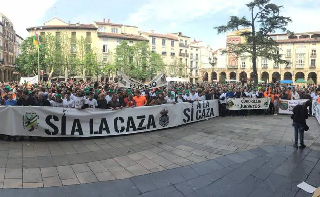 La manifestación por la caza llena la Plaza del Mercado
