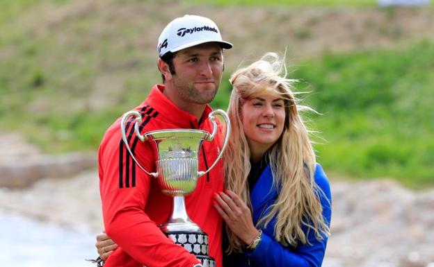 Jon Rahm, con el trofeo y su pareja Kelly. 