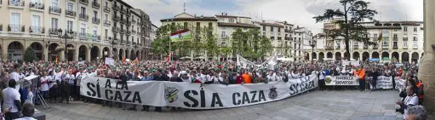Una multitudinaria concentración bajo el lema 'Sí a la caza' abarrotó la plaza del Mercado de Logroño. :: justo rodríguez
