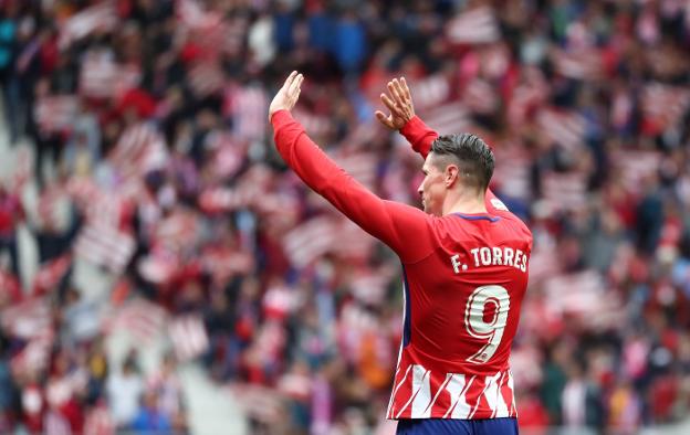 Fernando Torres celebra el gol que le marcó ayer al Levante en el Metropolitano y que cerró la goleada del Atlético. :: GABRIEL BOUYS / AFP