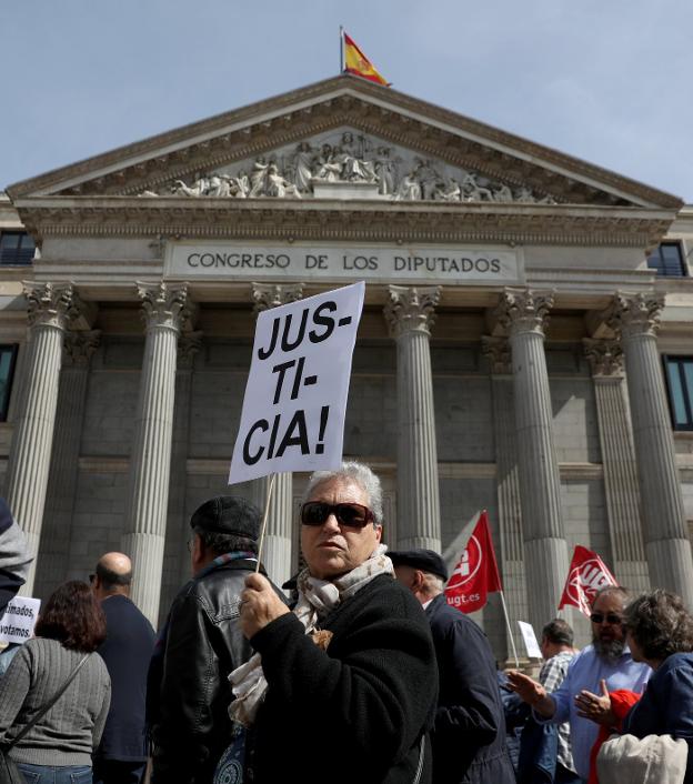 La manifestación de los pensionistas en Madrid, a su paso por el Congreso. :: sergio pérez / Reuters