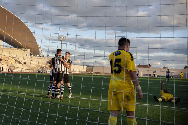 El Haro celebra uno de los cuatro goles con el partido ya decidido tras las expulsiones del Yagüe. :: 