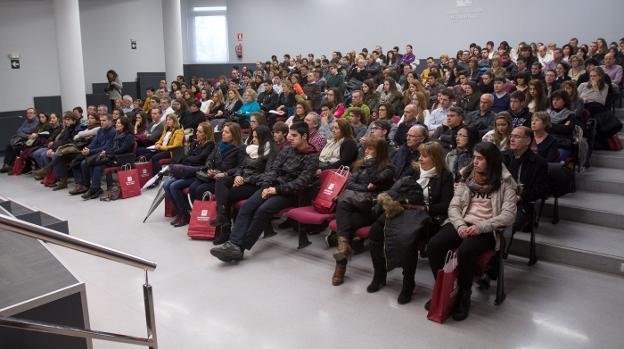 Asistentes a unas jornadas de puertas abiertas previas celebradas en la Universidad de La Rioja. :: d.u.

