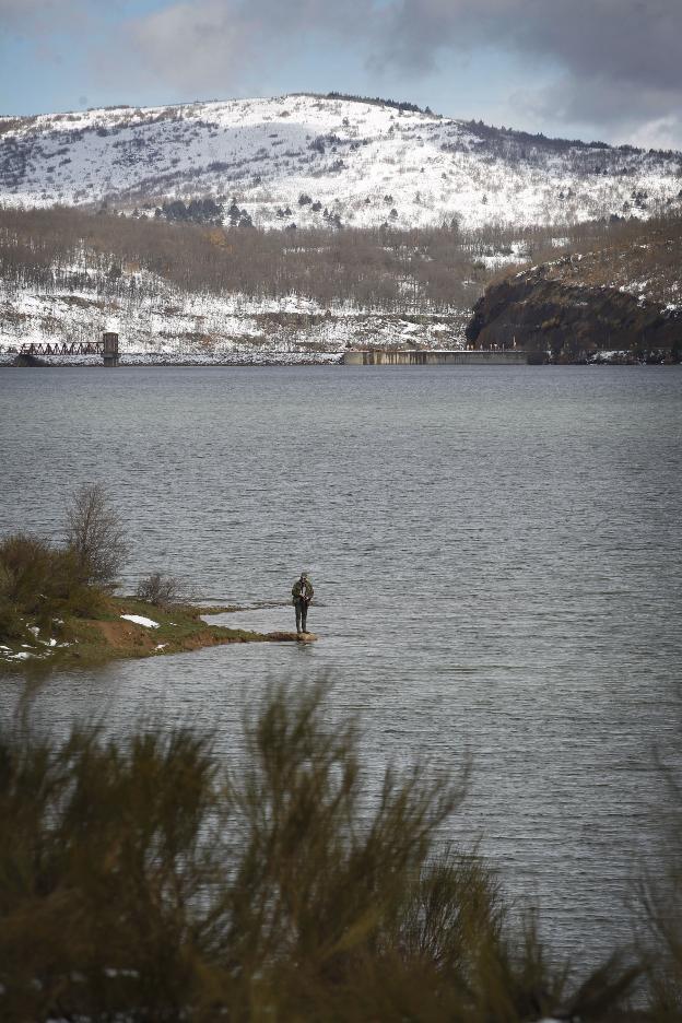 Estado que presentaba el embalse de Pajares a mediados de la semana pasada. :: justo Rodríguez
