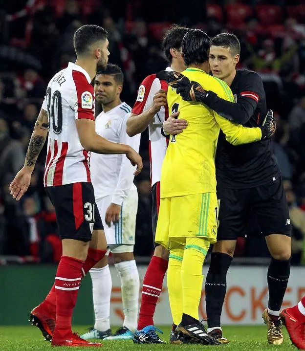 Kepa Arrizabalaga abraza a Keylor Navas en presencia de San José, Unai Núñez y Casemiro en el partido de diciembre en San Mamés. :: efe