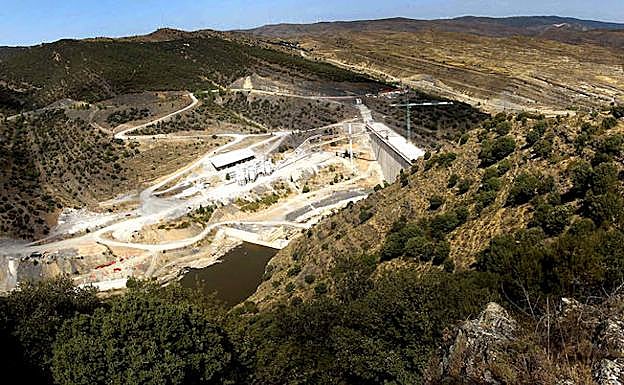 Imagen principal - Diferentes panorámicas de las obras de construcción de la presa de Enciso. 