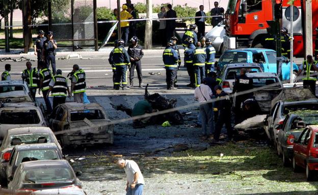 Lugar del atentado después de la explosión en la calle madrileña Rufino González. 