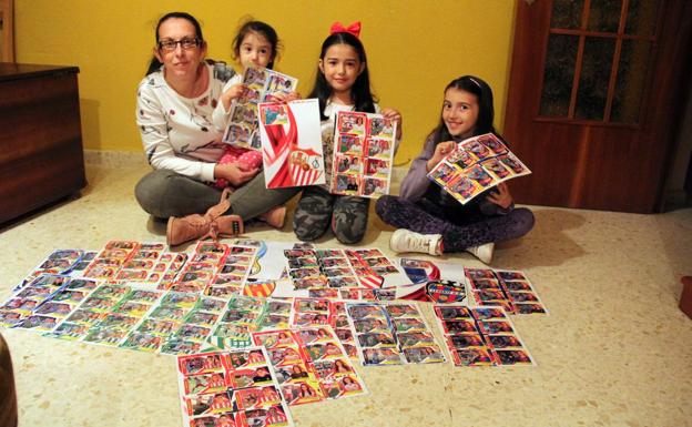 María, con sus hijas Sofía, María y Rocío y los más de 250 cromos que ha confeccionado.